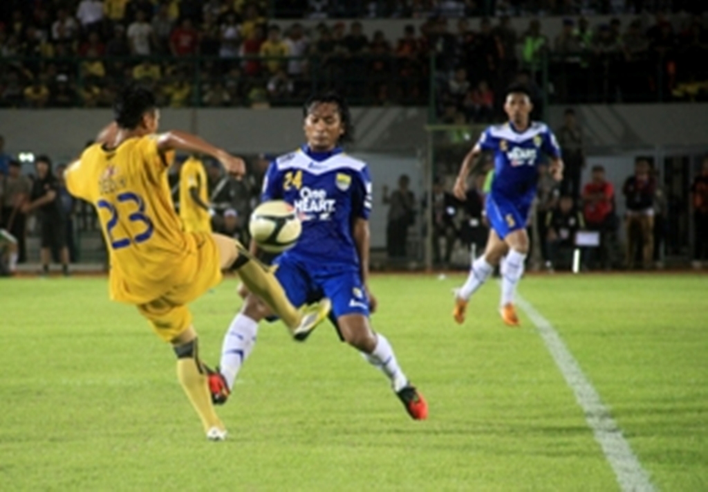Hariono (tengah) sedang berebut bola tak akan dilepas Persib (Istimewa)