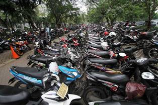 Mengendalikan Lalu Lintas dengan Menaikkan Tarif Parkir