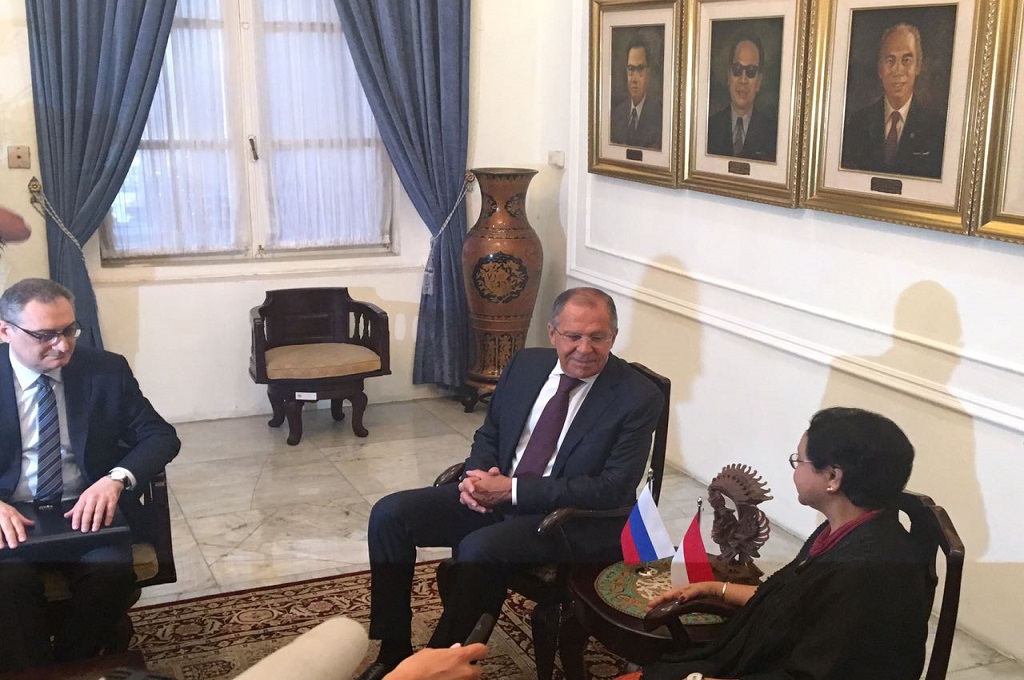 Menlu Retno Marsudi (kanan) bersama Menlu Rusia Sergey Lavrov (tengah) di Kemenlu RI, Jakarta, Rabu 9 Agustus 2017. (Foto: MTVN/Sonya Michaella)