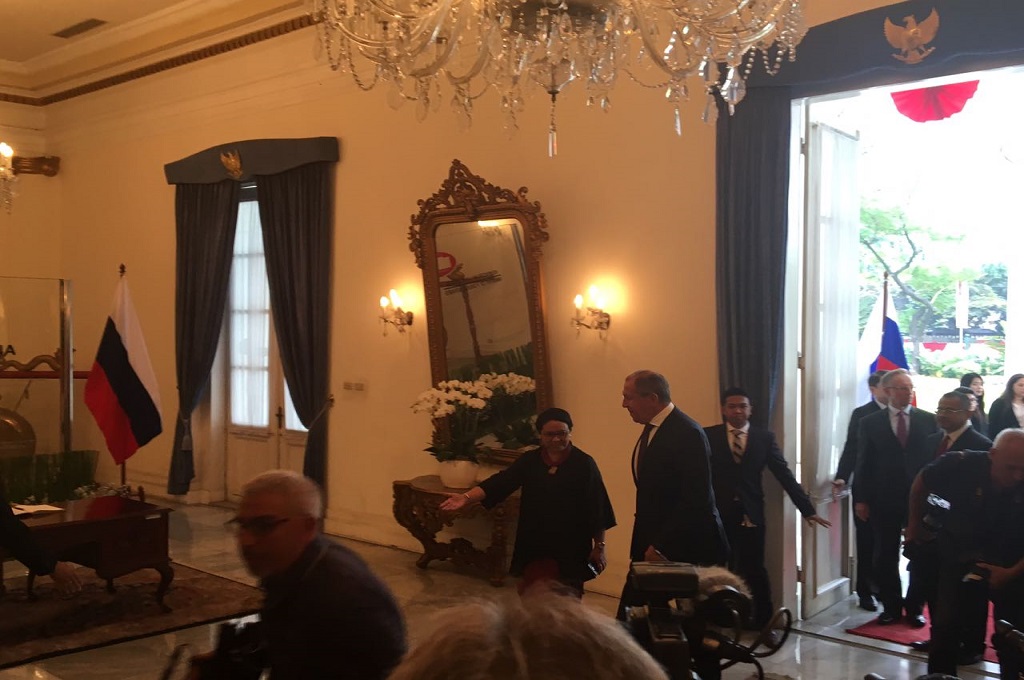 Menlu Retno Marsudi menyambut kedatangan Menlu Sergey Lavrov di Kemenlu RI, Jakarta, 9 Agustus 2017. (Foto: MTVN/Sonya Michaella)