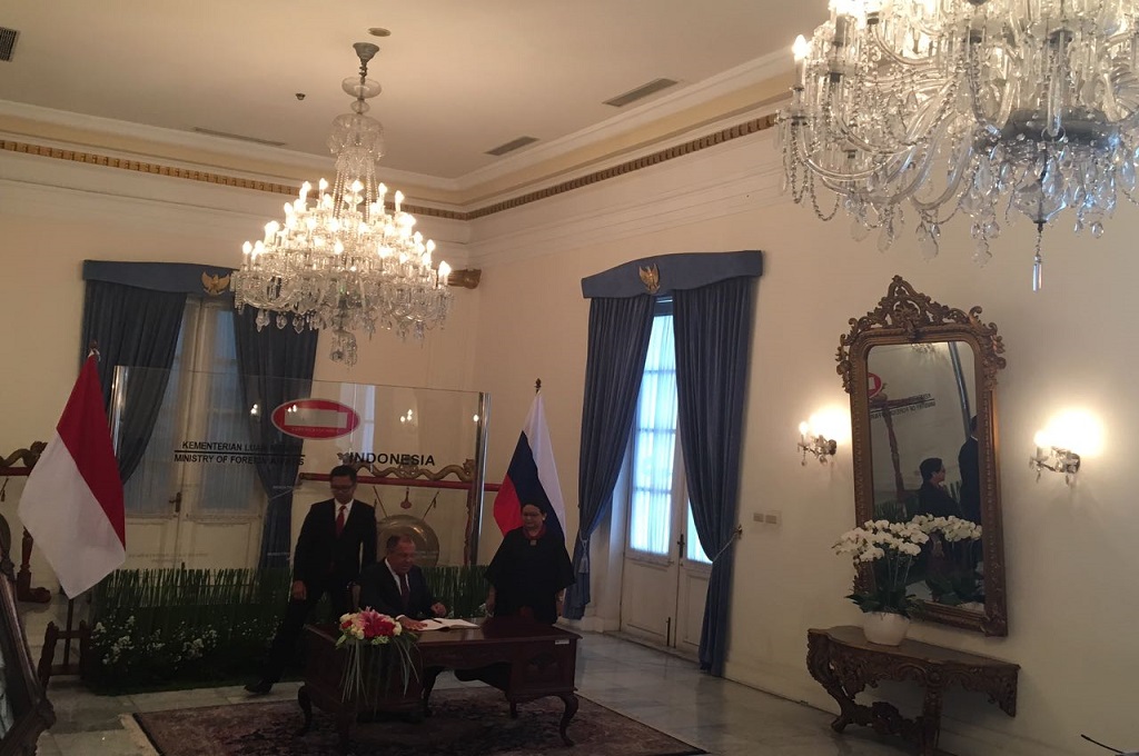 Menlu Rusia Sergey Lavrov menandatangani kerja sama di Kemenlu RI, Jakarta, Rabu 9 Agustus 2017. (Foto: MTVN/Sonya Michaella)