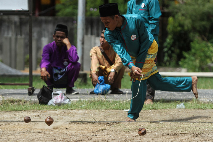 Festival Permainan Gasing Ramaikan HUT ke-60 Riau