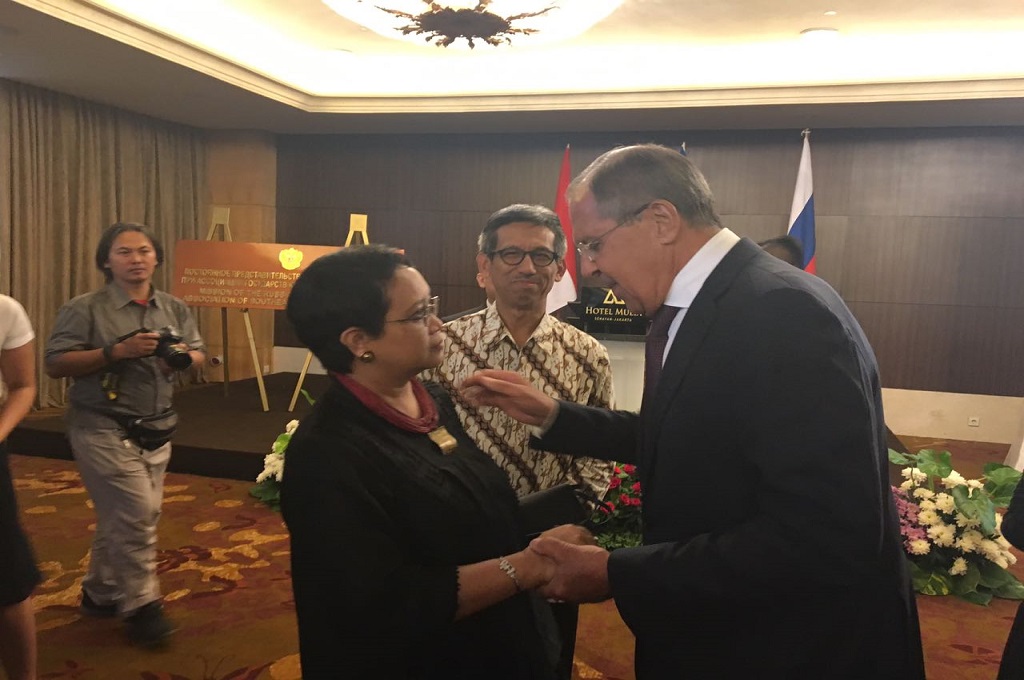 Menlu Retno Marsudi (kiri) berjabat tangan dengan Menlu Rusia Sergey Lavrov di Jakarta, Rabu 9 Agustus 2017. (Foto: MTVN/Sonya Michaella)