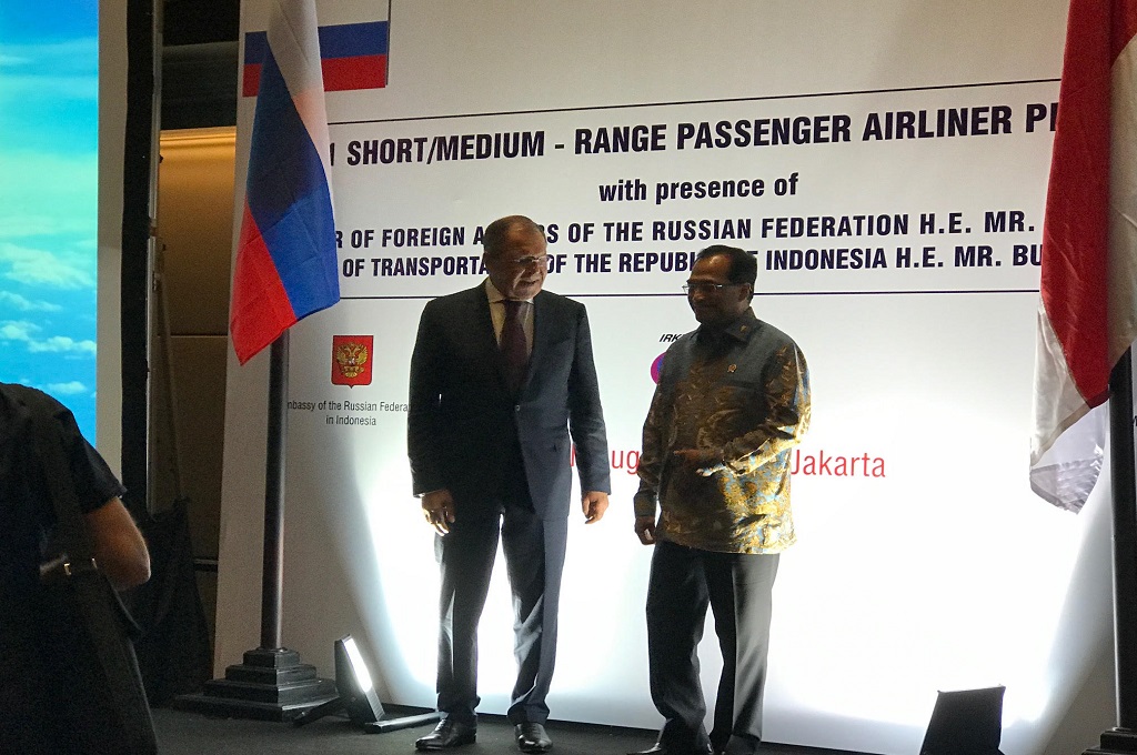 Menlu Rusia Sergey Lavrov (kiri) bersama Menteri Perhubungan RI Budi Karya Sumadi di Hotel Grand Hyatt, Jakarta, Rabu 9 Agustus 2017. (Foto: MTVN/Fajar Nugraha)