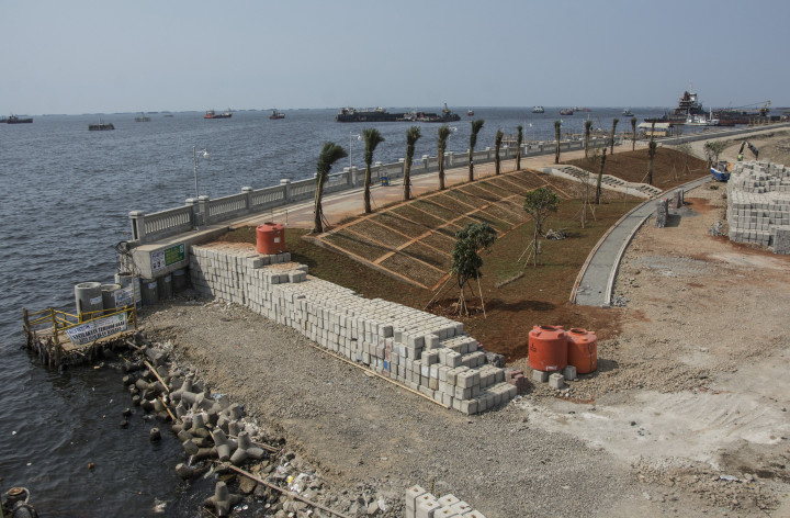 Melongok Pengerjaan Tanggul A Cilincing