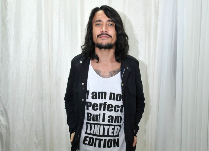 Apa Makna Tato 4:20 di Tangan Ello?