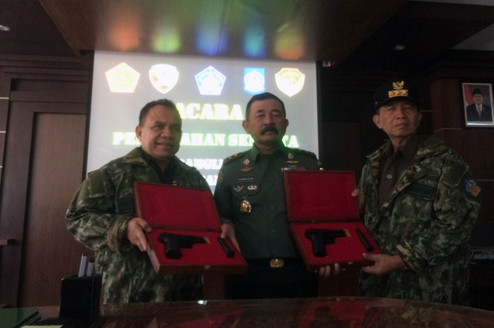 Panglima TNI Beri Senjata Api pada Gubernur Bali, NTB dan NTT