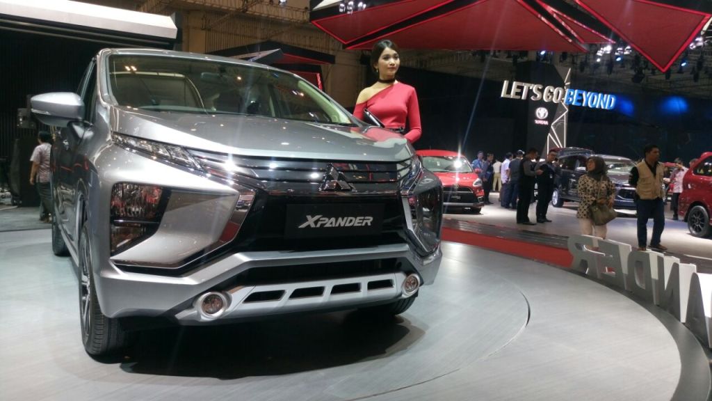 Seorang model sedang berpose di samping Mitsubishi Xpander (Foto: MTVN/Eko Nordiansyah)