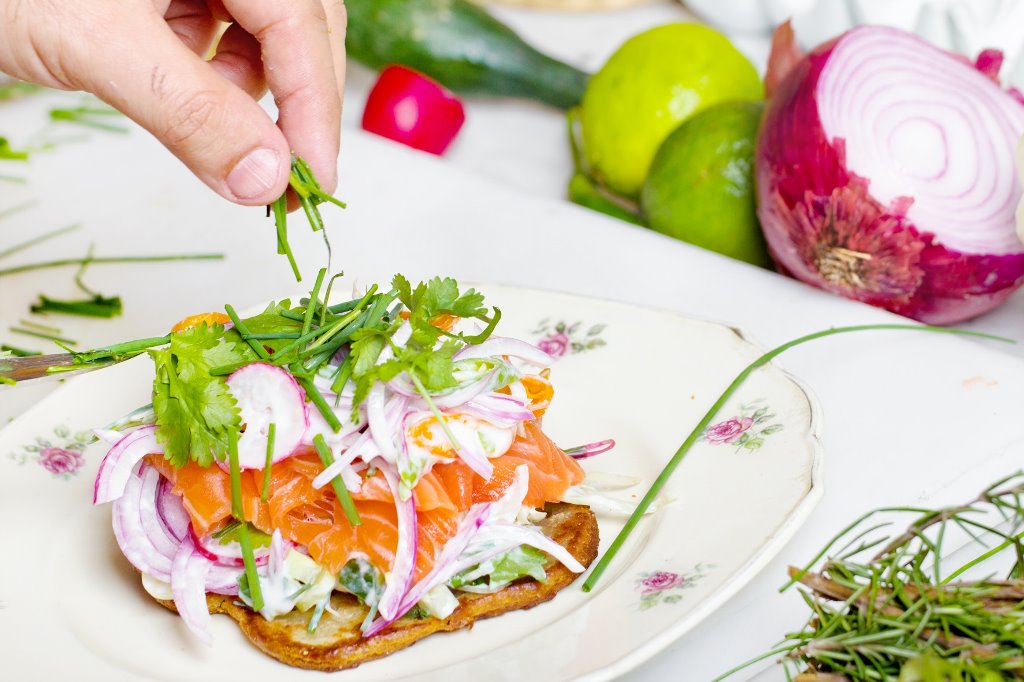Asam lemak omega-3 dalam ikan salmon dapat membantu menurunkan kolesterol jahat, meningkatkan kolesterol baik dan trigliserida lebih rendah. (Foto: Monstruo Estudi/Unsplash.com)