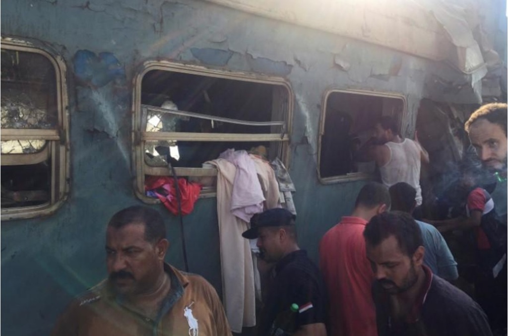 Situasi saat kecelakaan kereta api di kota pesisir Mesir, Alexandria, pada Jumat 12 Agustus waktu setempat. Foto: Reuters.