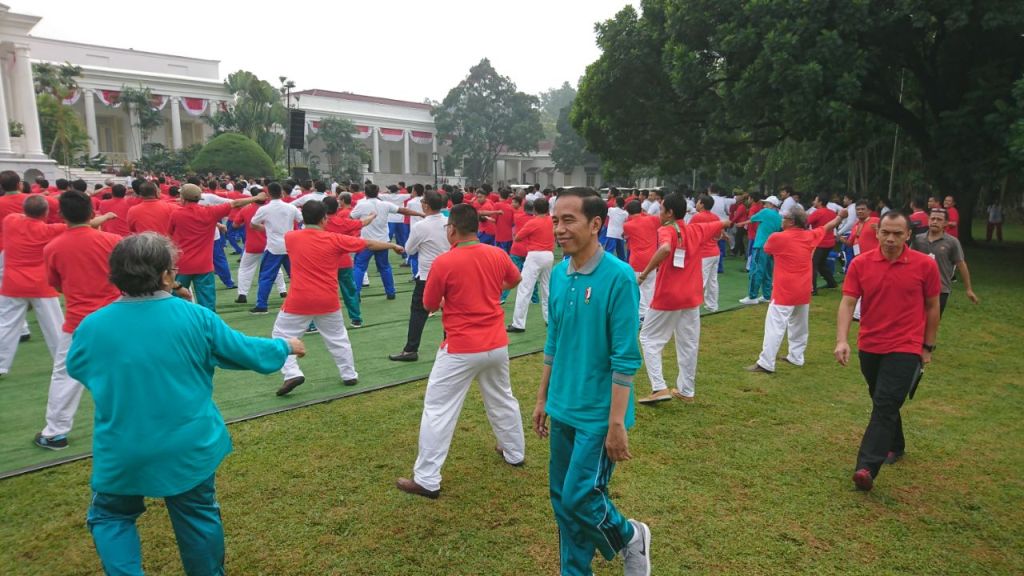 Presiden Joko Widodo ikut berbaur dalam peserta senam yang terdiri dari mahasiswa seluruh Indonesia di Istana Bogor, Sabtu 12 Agustus 2017. Foto: Yogi Bayu Aji.