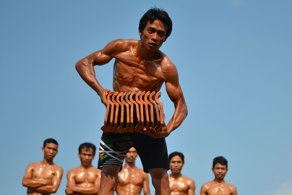 Saat Puluhan Kuli Genteng Ikuti Lomba Binaraga