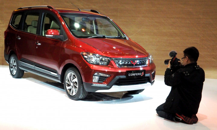Melongok Kabin Wuling Confero S
