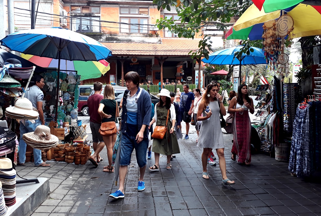 Saat melihat Pasar Ubud pertama kali rasa kagum langsung terbersit di benak kami. Beragam warna dari aneka barang dan souvenir layaknya lukisan yang diatur dengan sangat apik. (Foto: Metrotvnews.com/Yatin Suleha)