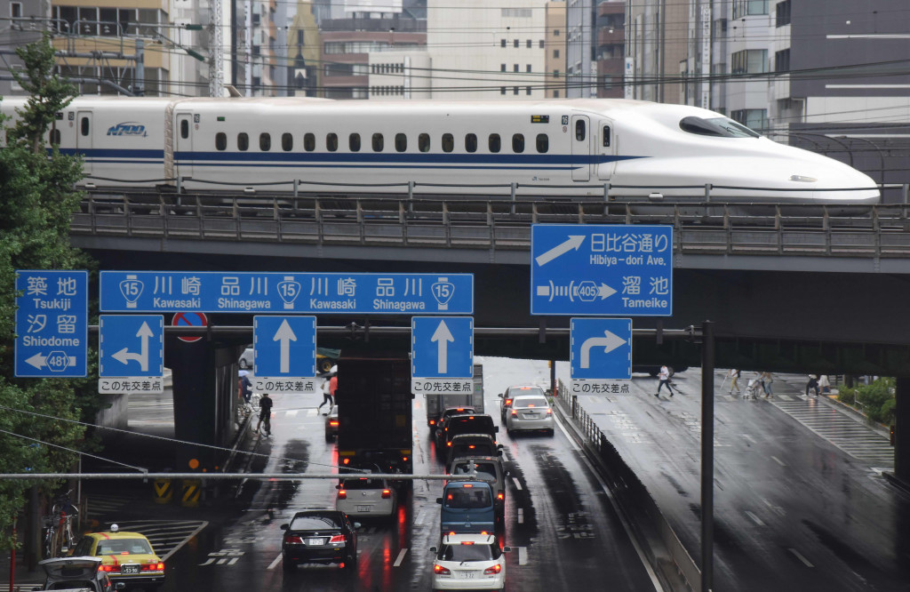A Shinkansen bullet train moves on tracks above traffic in Tokyo on August 14, 2017. (Photo:AFP/Kazuhiro Nogi)