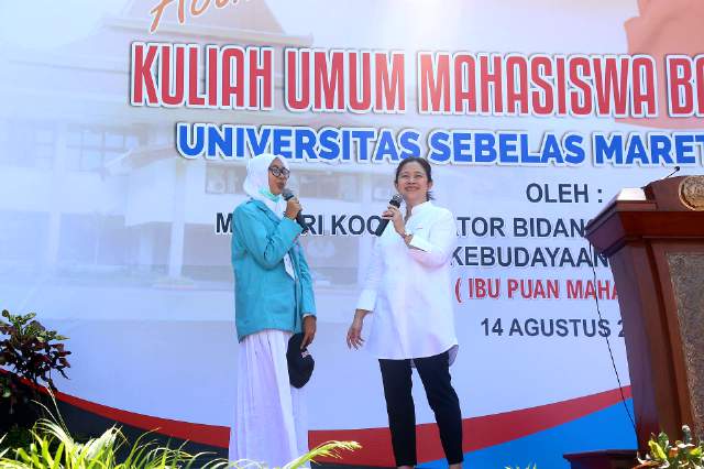 Menteri Koordinator Pembangunan Manusia dan Kebudayaan Puan Maharani berbincang dengan mahasiswa UNS Solo usai memberi kuliah terbuka di kampus itu, Senin (14/8/2017). (Metrotvnews.com/Istimewa)