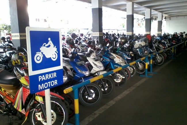 Parkir Motor Di Kantong Parkir Tetap Mahal