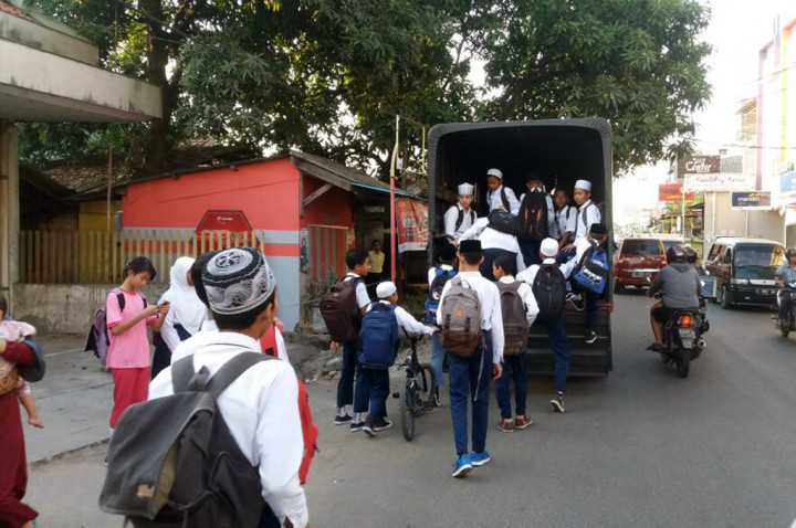 Ribuan Warga Cirebon Diangkut Mobil Polisi