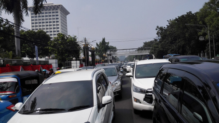 Persiapan Upacara Kemerdekaan, Gambir Macet