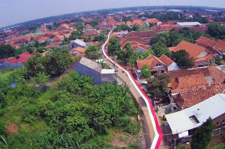 Warga Pekalongan Membentangkan Bendera Sepanjang 1.000 Meter