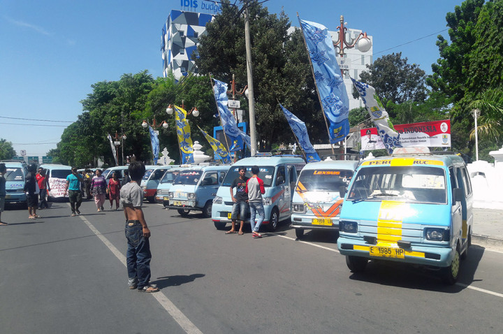 Ratusan Sopir Angkot Memblokade Jalan Siliwangi Cirebon