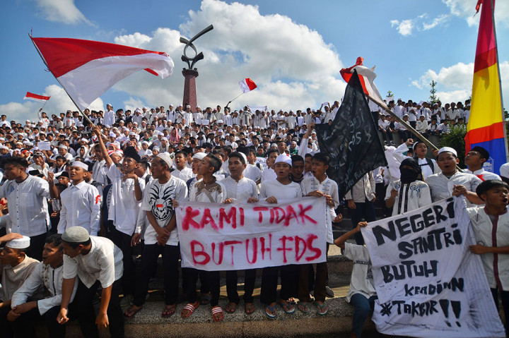 Ribuan Santri Tasikmalaya Demo Tolak FDS