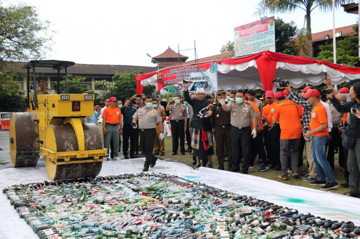 Polda Bali Rayakan HUT ke-72 RI dengan Musnahkan Miras dan Narkoba