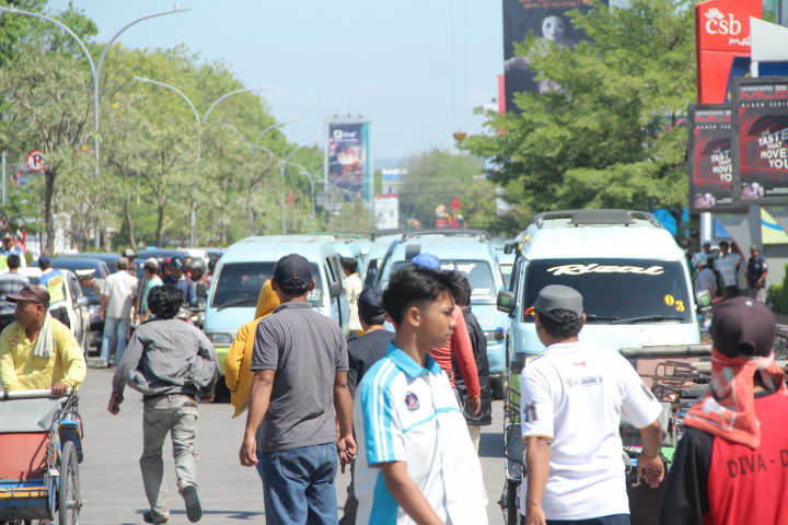 Sopir Angkot Cirebon Berkukuh Mogok
