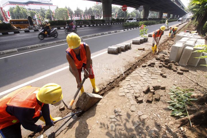 Trotoar di Jalan Ahmad Yani Diremajakan