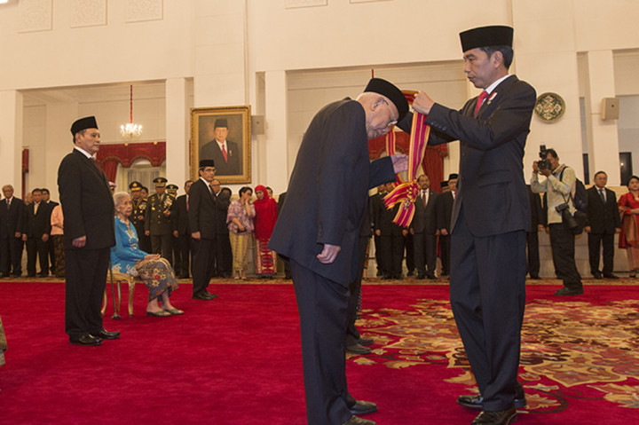 Jokowi Anugerahkan Bintang Kehormatan kepada 8 Tokoh