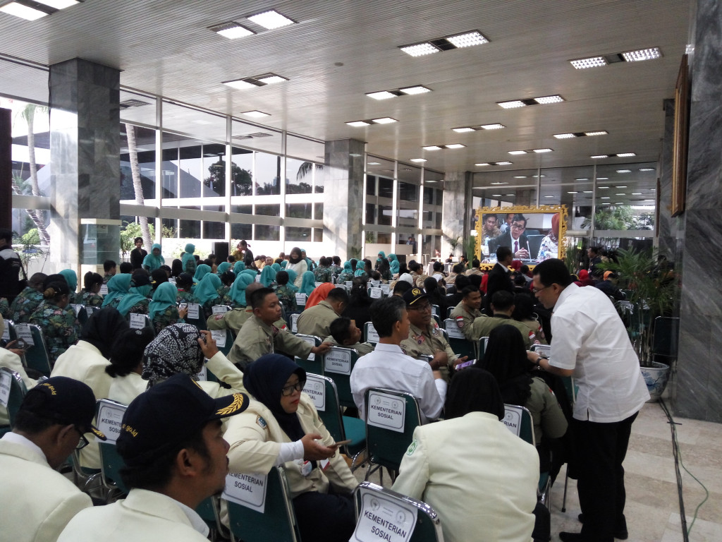 Tamu undangan menyaksikan sidang tahunan MPR melalui layar. Foto: MTVN/Gervin N. Purba