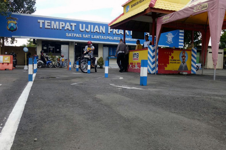 Satlantas Jombang Berikan SIM Gratis