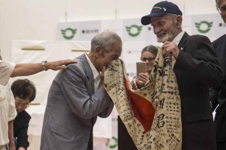 Veteran Marinir Perang Dunia II Kembalikan Bendera ke Jepang