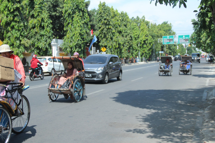 Berkah Angkot Mogok bagi Tukang Becak Cirebon