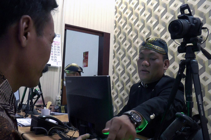 Petugas Polres Kendal Kenakan Pakaian Adat