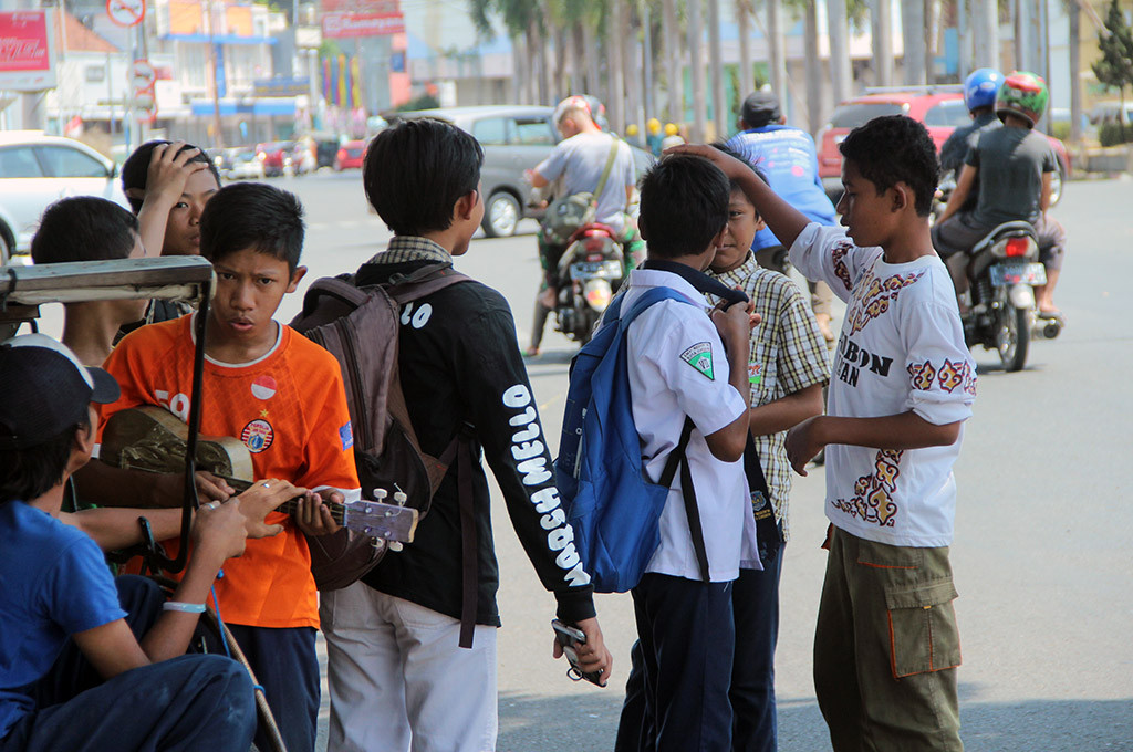 Pelajar di Cirebon yang kebingungan tidak bisa pulang karena sopir angkot kembali mogok massal -- MTVN/Ahmad Rofahan