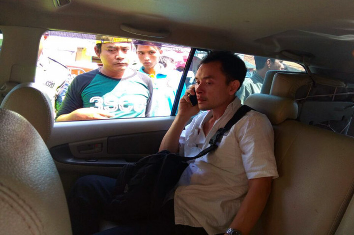 Diduga Sopir Taksi Online, Seorang Warga Dikeroyok