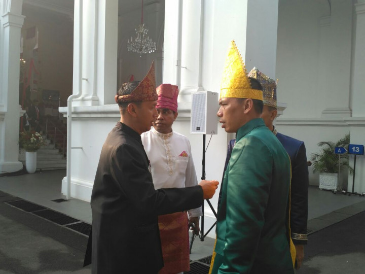 Paspampres Ikut Mengenakan Pakaian Adat