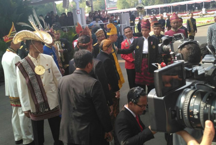 Kenakan Baju Adat pada Upacara, Jokowi Ingin Kenalkan Kekayaan Budaya
