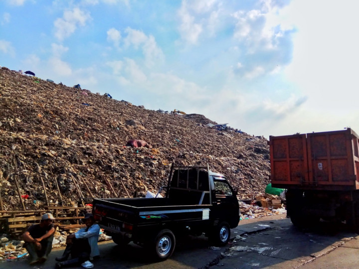 Pelaju Memperberat Beban Sampah Jakarta