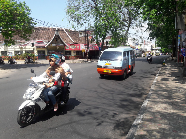 Angkot Cirebon Kembali Beroperasi