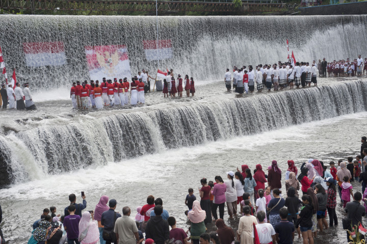 Warga Ubud Gelar Upacara Bendera HUT RI di Sungai Unda