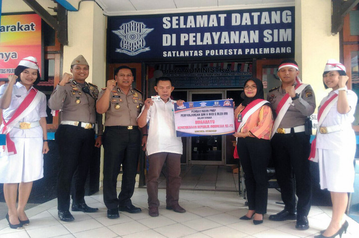 Petugas Satlantas Polresta Palembang Mengenakan Pakaian Perjuangan