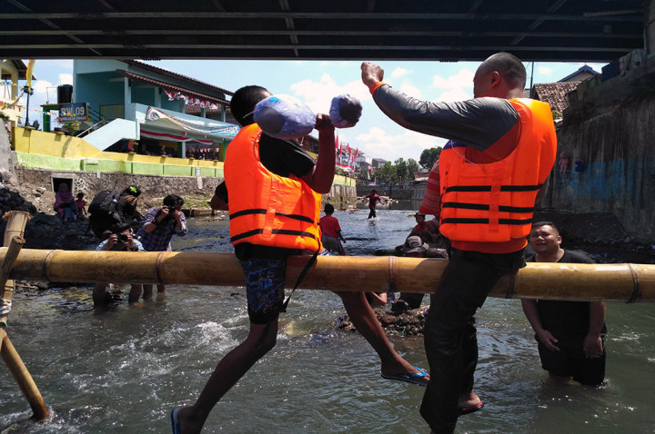 Warga Ketagihan Ikut Lomba Pukul Guling di Kali Code