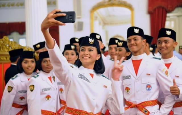 Cerita Fariza yang Grogi Bawa Baki Bendera Pusaka