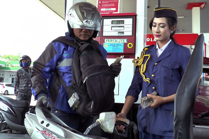 Cara Petugas SPBU Ikut Merayakan HUT ke-72 RI