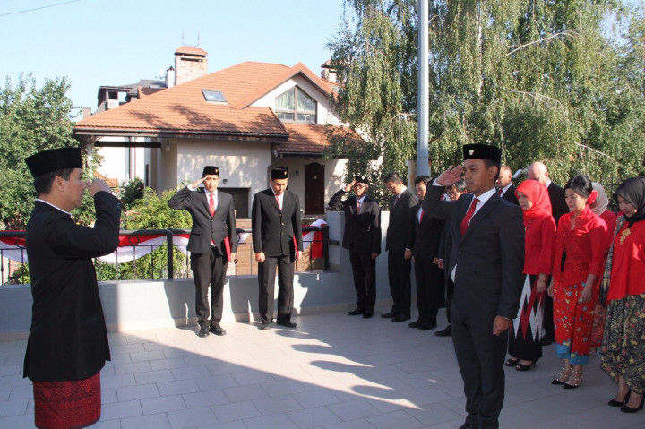 Khidmatnya Upacara Bendera HUT ke-72 RI di Ukraina