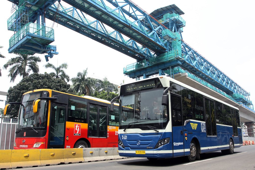 Bus Transjakarta, salah satu moda transportasi yang disiapkan Pemprov DKI Jakarta agar warga mau beralih ke angkutan umum. (Foto: MI/Galih Pradipta)