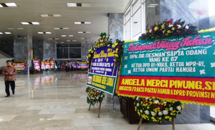 Oesman Sapta Berulang Tahun, Komplek Parlemen Banjir Karangan Bunga