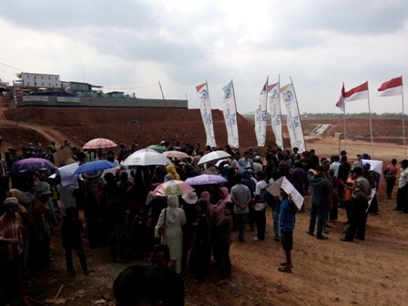 Warga Tutup Akses Proyek Bendungan Leuwikeris